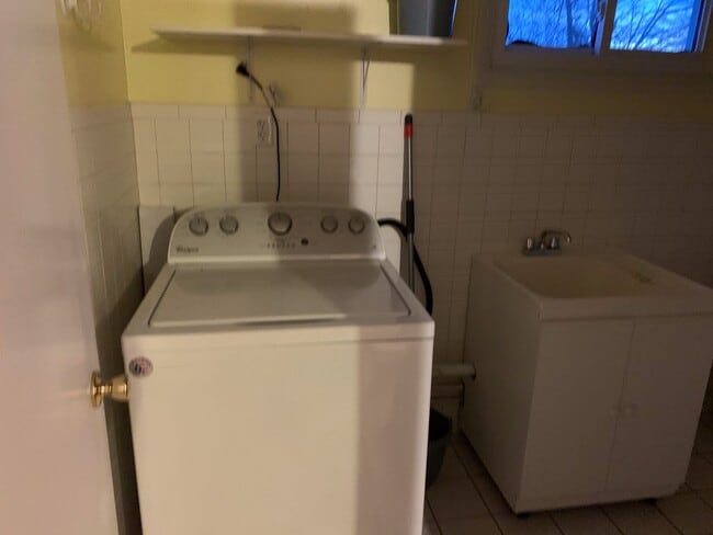 Building Photo - 3 BR 1.5 Bath brick rancher on 2 acres in Fairfield