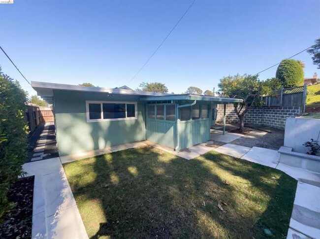 Building Photo - 2361 Oakmont Dr