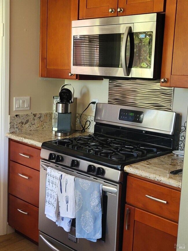 Building Photo - 332 Belhaven Pl
