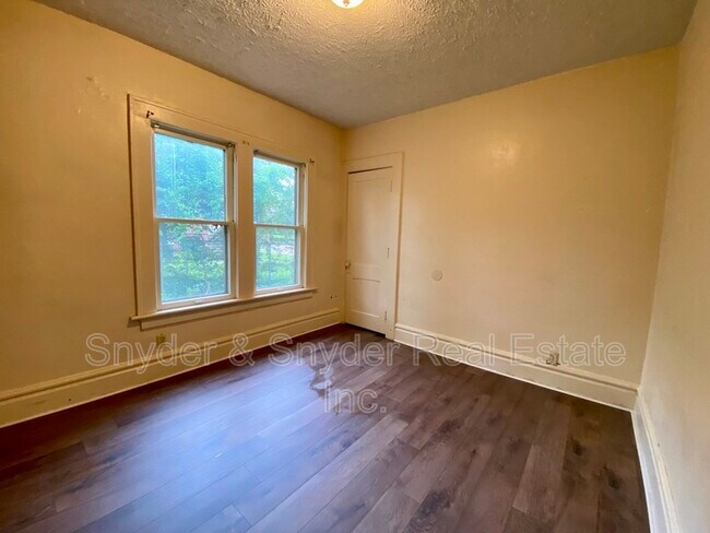 Building Photo - 400 Cloverdale Ave