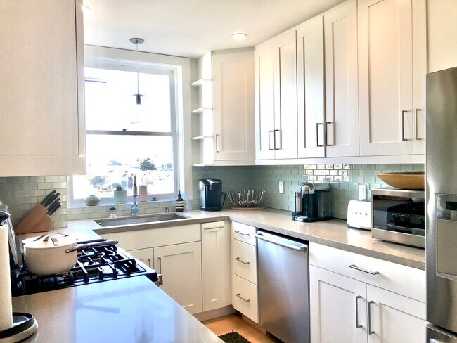 Building Photo - 1990 Green St