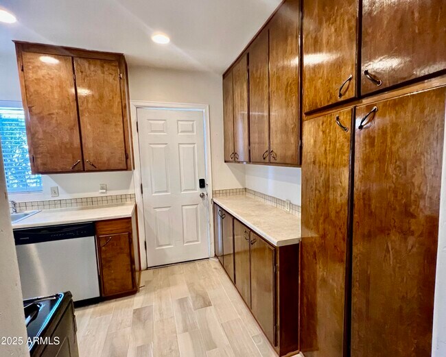 Building Photo - 1419 E Earll Dr