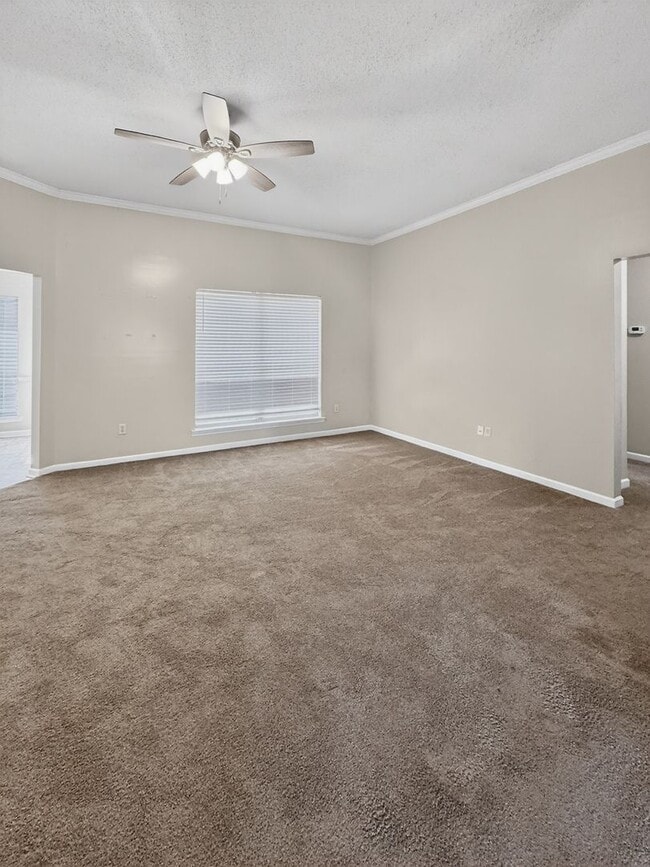 Building Photo - RATE DROP ALERT (was $2200/month) and MOVE-IN SPECIAL: 1st FULL MONTH'S RENT FREE*