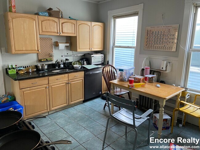 Building Photo - 10 Carmel St