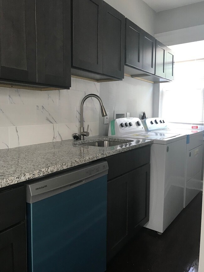 Building Photo - 211-211 Blake St