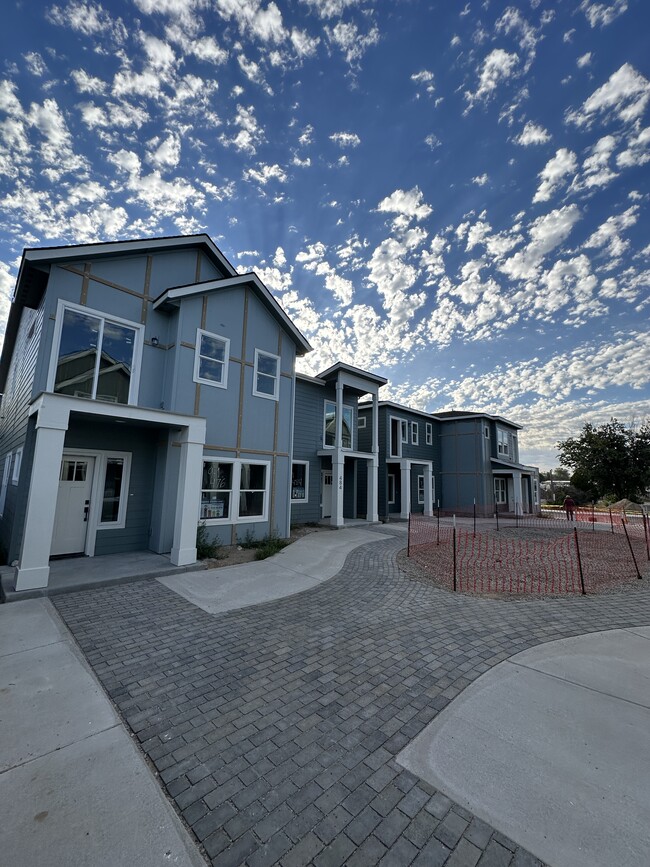 Building Photo - 522 E Heron Park St