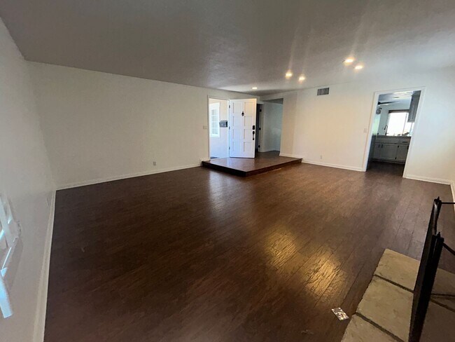 Building Photo - Beautiful, spacious 4-bedroom, 2-bath home for rent in Fountain Valley