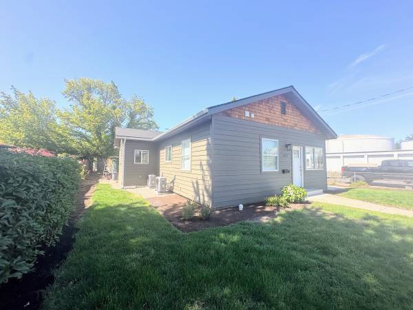 Building Photo - 447 Cedar St