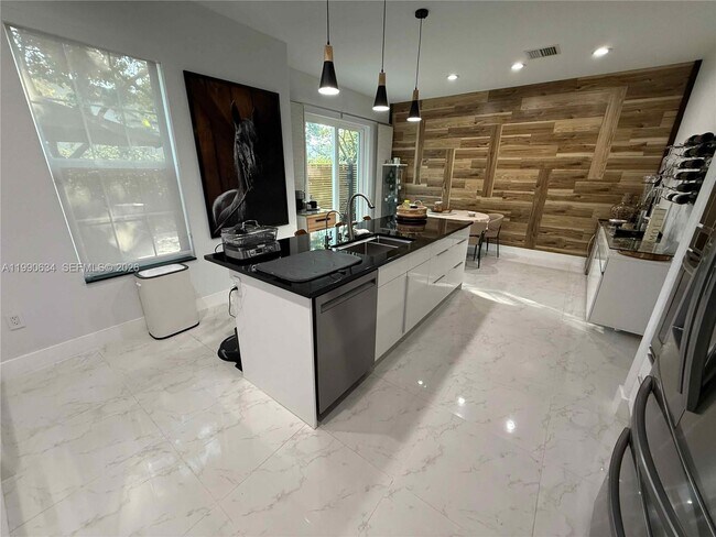 Building Photo - 6923 Julia Gardens Dr