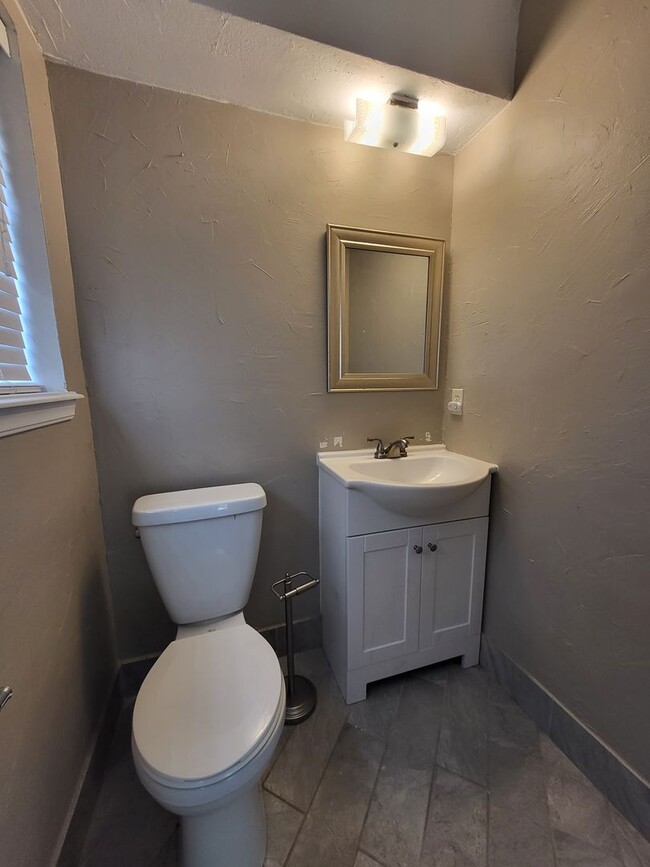 Building Photo - (4) Bed/(2.5) Bath in Core Norman Avail NO...