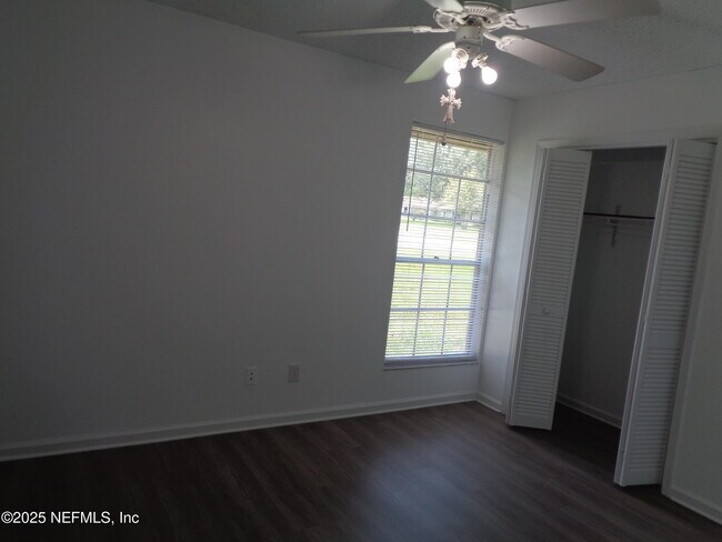 Building Photo - 812 Maplewood Ln