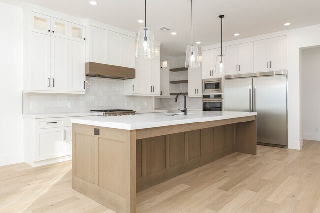 Building Photo - Brand New 6 Bed 4 Bath Rental with pool Near Sand Hollow!