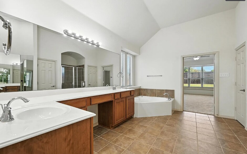 Building Photo - Room in House on Smoke Tree Dr