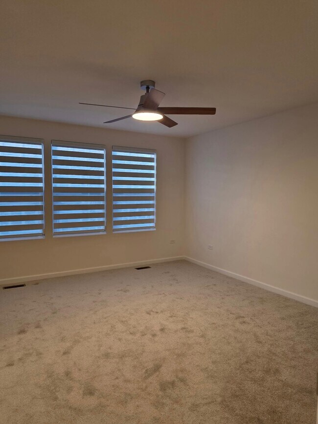 Building Photo - 5933 Hawkweed Dr