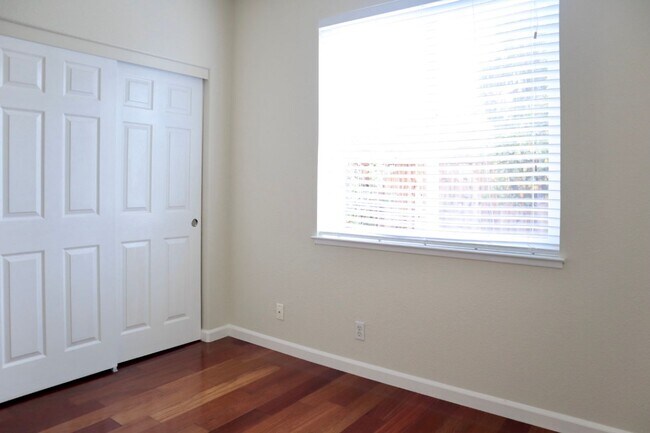 Building Photo - Beautiful 5-Bedroom Home in the Northgate ...