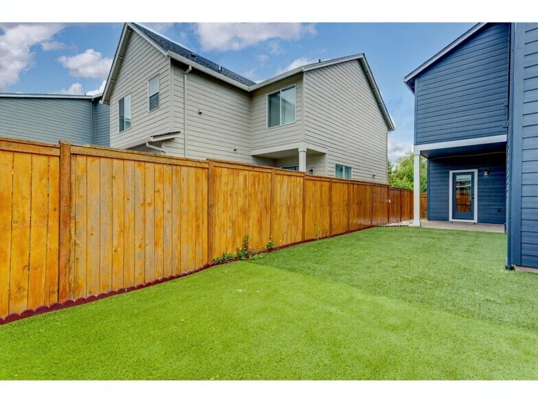Building Photo - 837 S 26th Ave