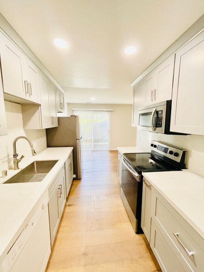 Building Photo - Beautifully Updated 3 Bed 2 Bath Condo W/ ...