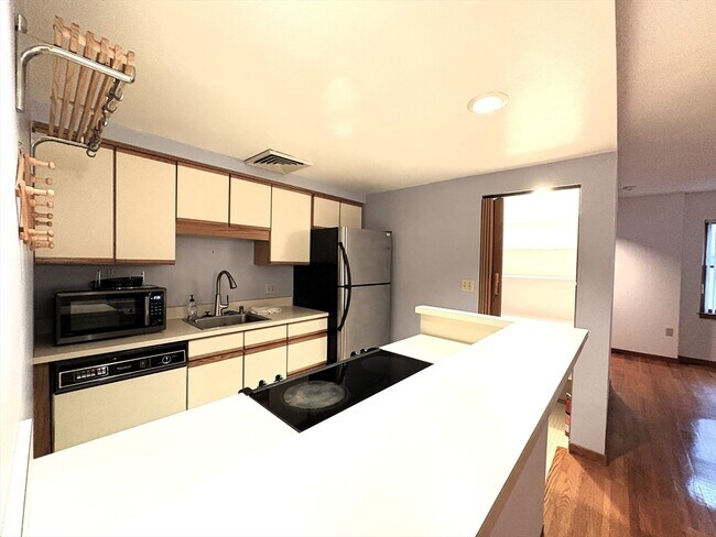 Building Photo - 28 Parkman St