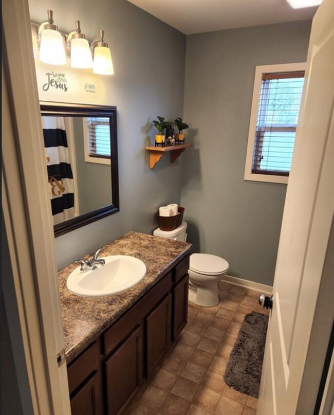 Building Photo - 5900 Clear Pointe Dr SE
