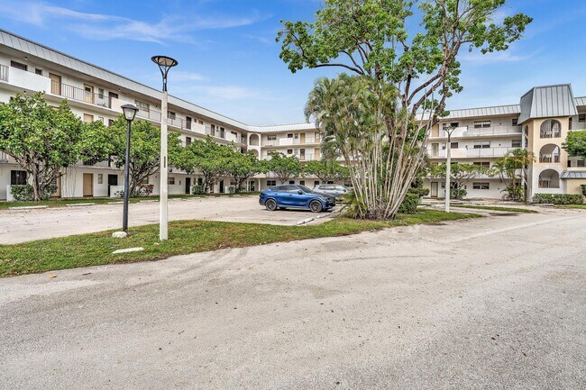 Building Photo - 5961 N Falls Circle Dr