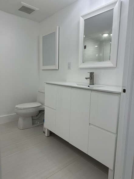 Building Photo - 9367 Fontainebleau Blvd