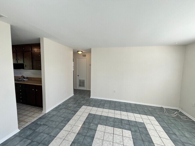 Building Photo - 2244 Shelby Dr