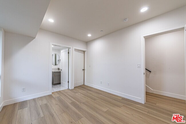 Building Photo - 5436 Romaine St