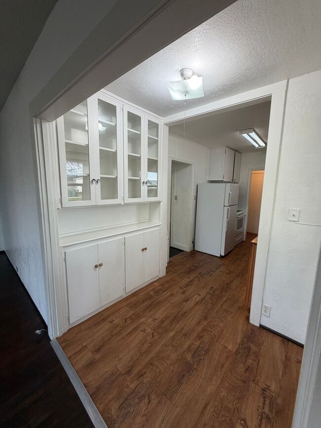 Building Photo - 7 minutes to Sky Lakes Medical Center and Oregon Tech ~Newly renovated 3 bedroom, 1 bath house wi...