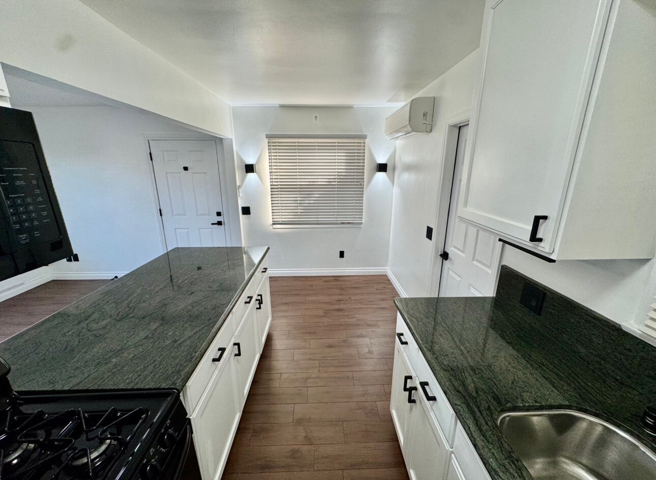 Building Photo - 919 E Grand Ave