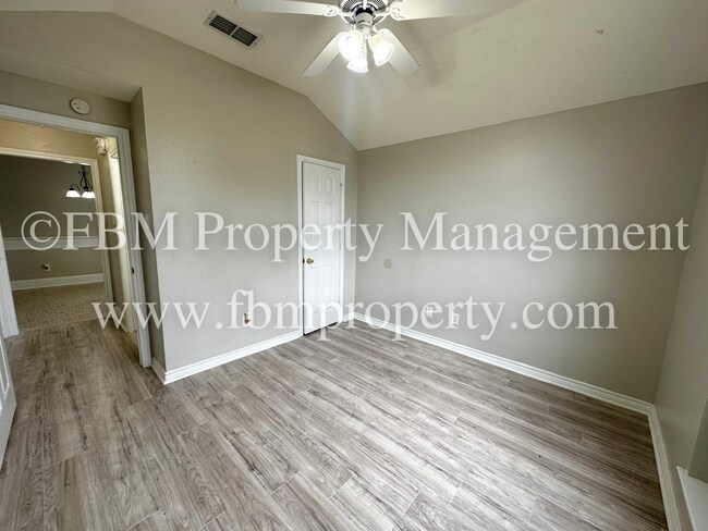 Building Photo - 801 Oak Dr