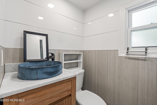 Building Photo - 460 Runyan Ave