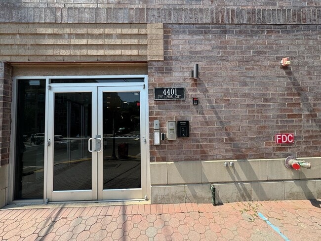 Building Photo - 4401 Park Ave