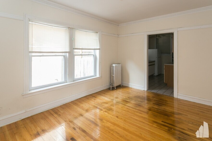 Building Photo - 5220 N Damen Ave