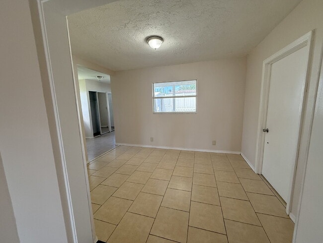 Building Photo - "Charming 2-Bedroom, 2-Bath Oasis with 1400 Sq Ft of Comfort in Port Richey!"
