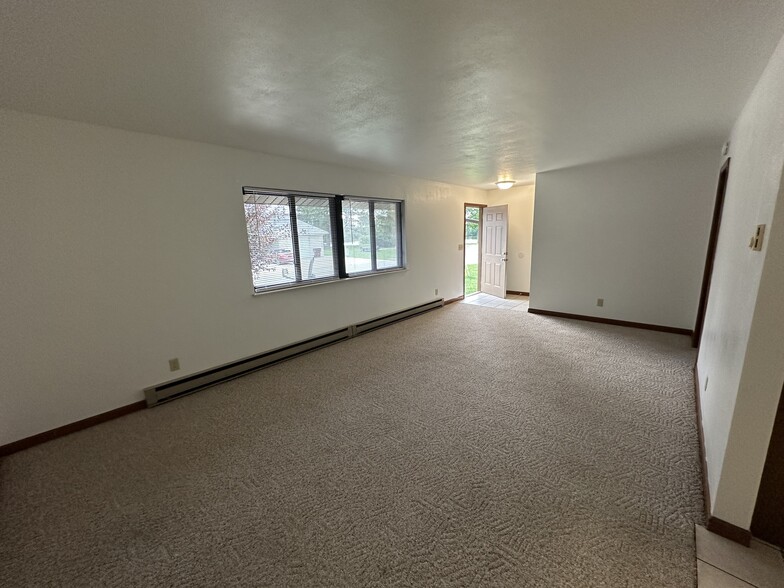Building Photo - 1049 Lakeshore Dr