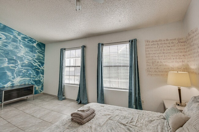 Building Photo - 8750 Park Ln