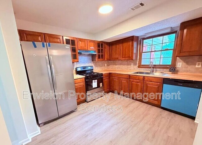 Building Photo - 702 Redland Dr