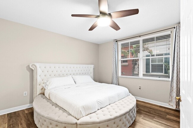 Building Photo - 1033 NE 17th Way