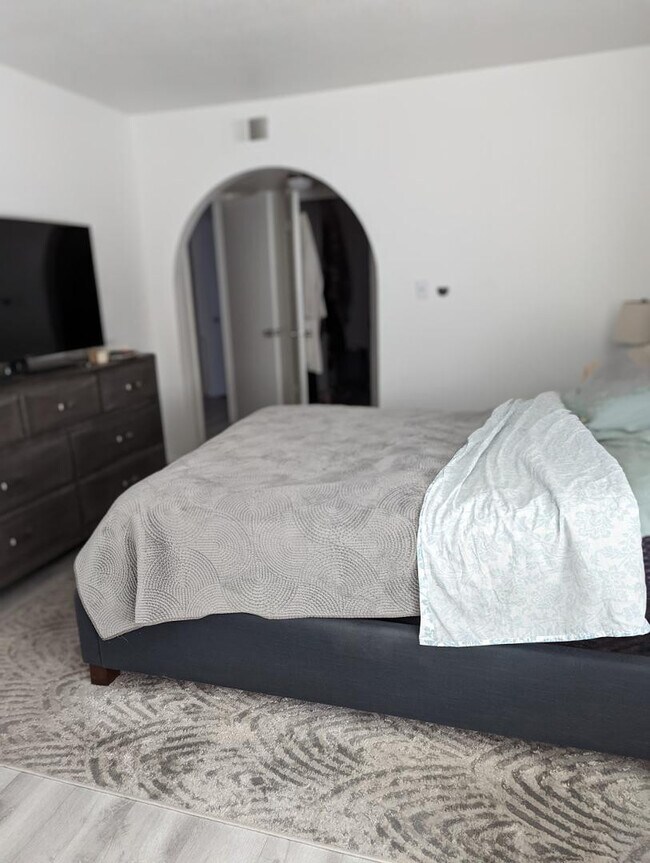 Building Photo - 306 E Ludlow Dr