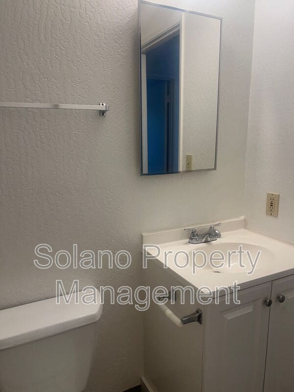 Building Photo - 1104 School St