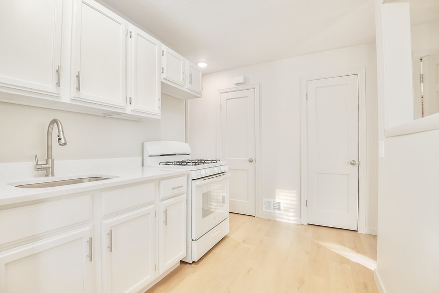 Kitchen - 4620 Davenport St