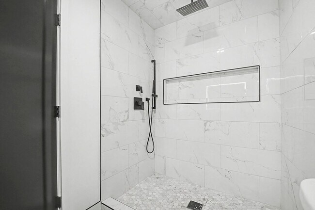 Building Photo - Tempe 5 bedroom 3 bath with pool and HUGE yard