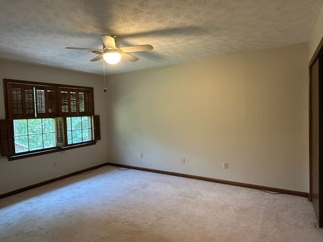 Building Photo - 504 Stoney Brook Dr SW