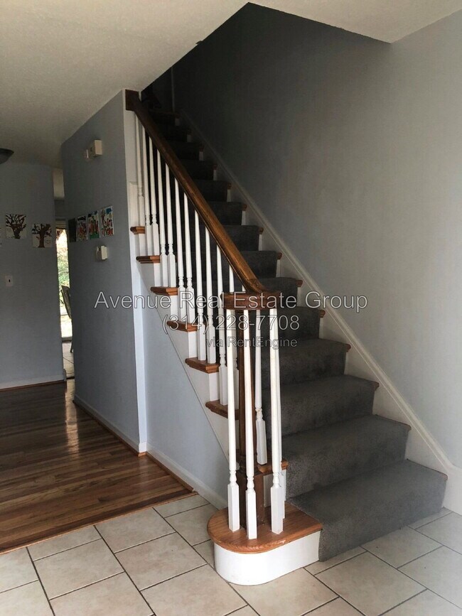 Building Photo - 733 Jares Ct
