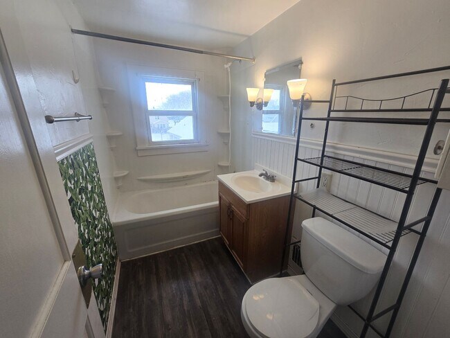 Building Photo - 921 N Maple Ave