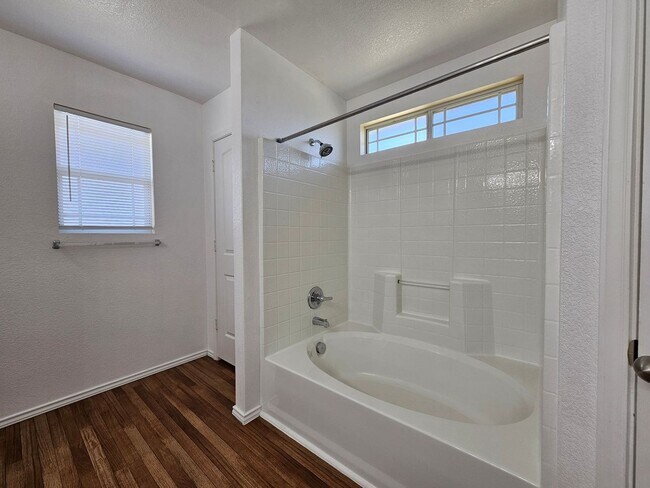 Building Photo - BRAND NEW FLOORING - AVAILABLE & MOVE-IN READY!
