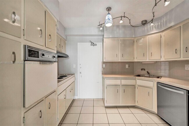 Building Photo - 1430 Brickell Bay Dr