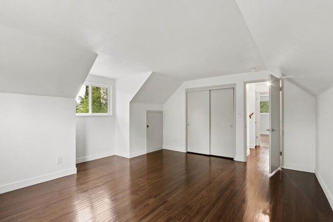 Building Photo - 4 Bedroom 2 Bathroom - Freshly Remodeled Available for Immediate Move-In