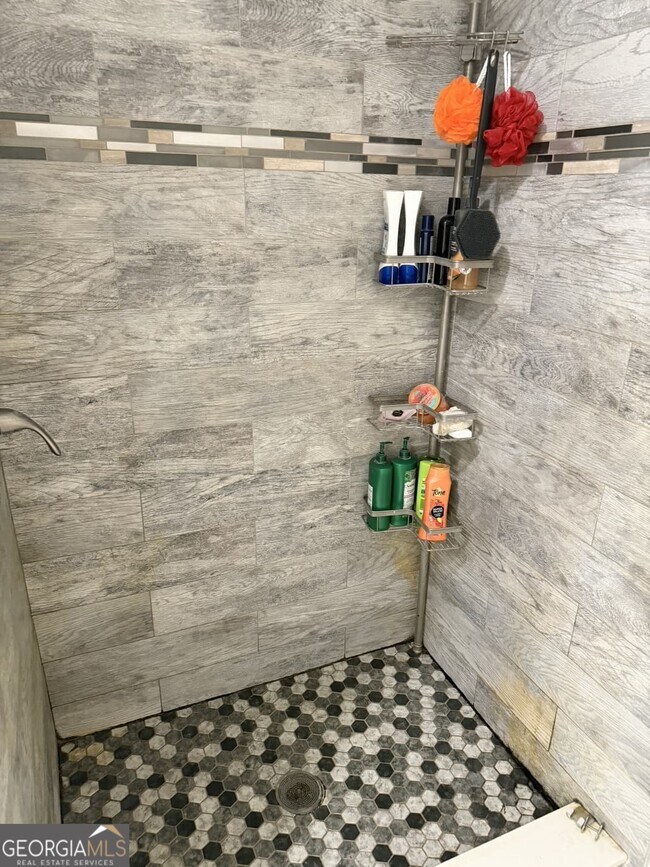 Building Photo - 380 Gum St