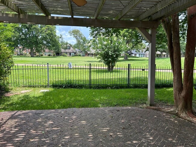 Building Photo - Spacious Comfort & Prime Location on the G...